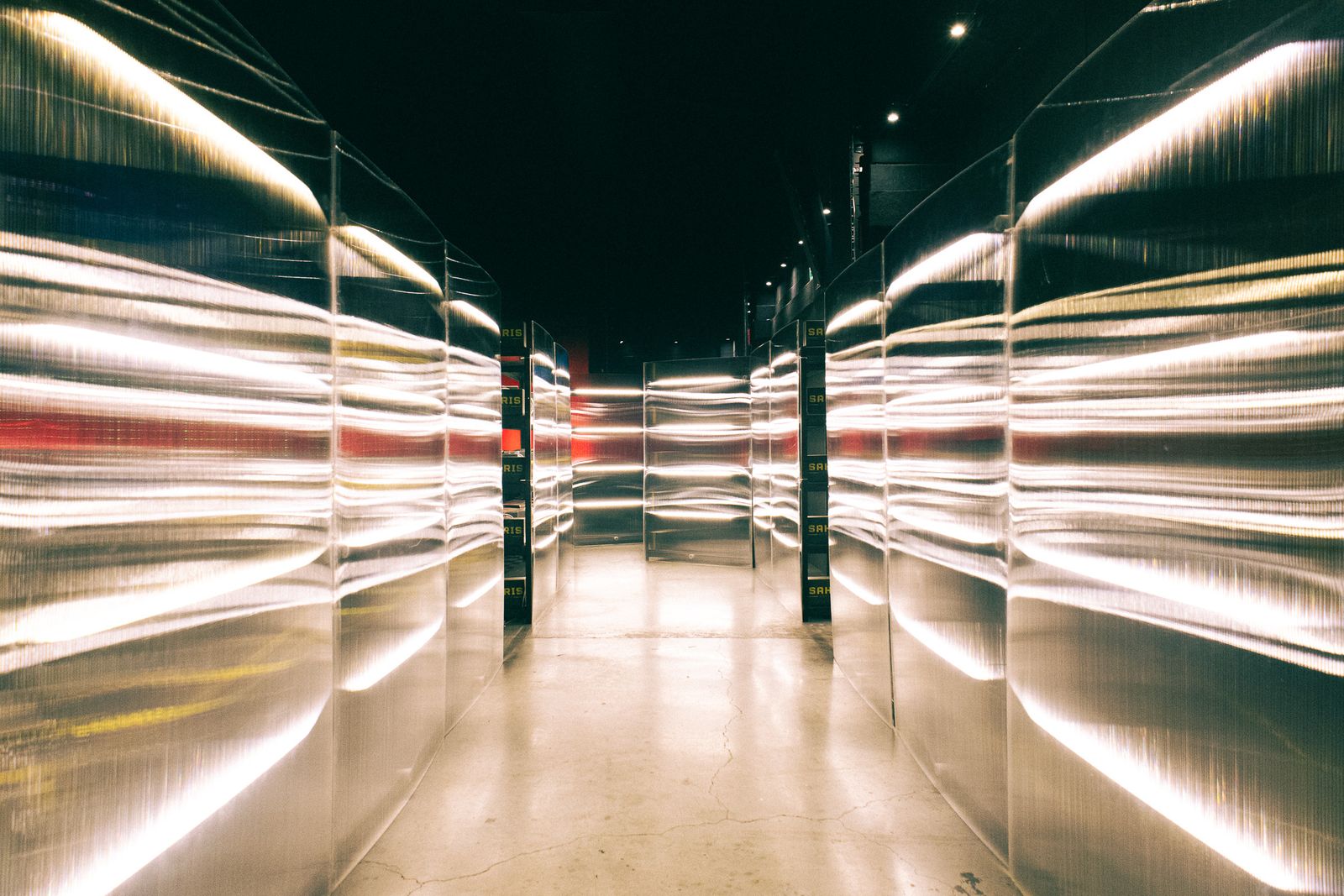 El pasillo de policarbonato, iluminado por dentro